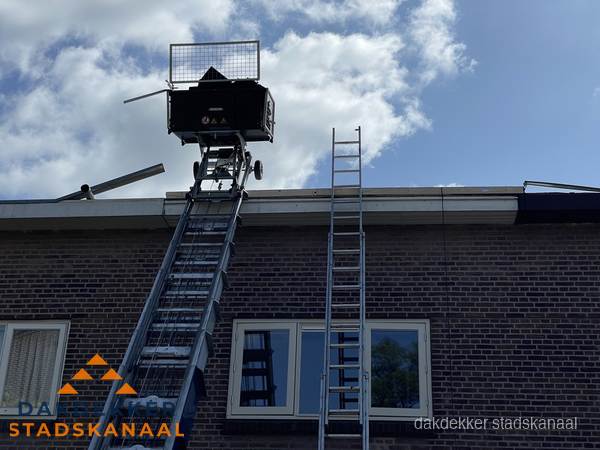 Ladderlift en ladder bij woning voor dakinspectie in Stadskanaal Ladderlift en ladder bij woning voor dakinspectie in Stadskanaal