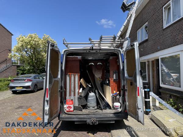 Spoed dakdekker bus met gereedschap en ladder bij woning in Stadskanaal Spoed dakdekker bus met gereedschap en ladder bij woning in Stadskanaal
