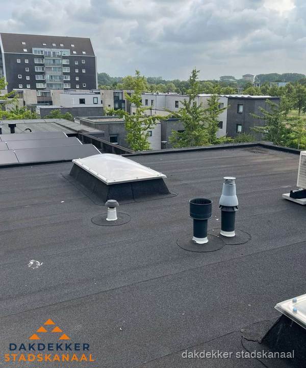 Groot plat dak met lichtkoepel en dakdoorvoeren in Stadskanaal Groot plat dak met lichtkoepel en dakdoorvoeren in Stadskanaal