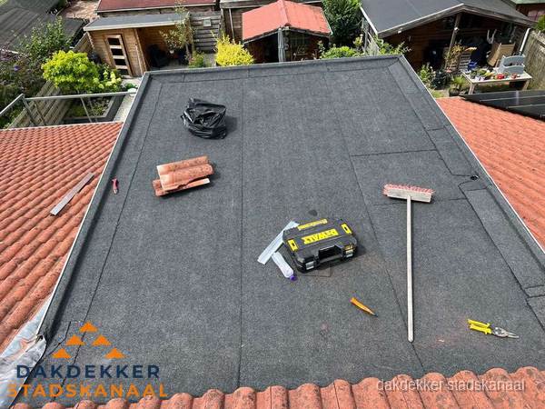 Gereedschap op nieuw plat dak na renovatie in Stadskanaal