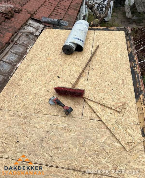 Plat dak vervangen met nieuwe OSB-ondergrond en bitumenrol in Stadskanaal