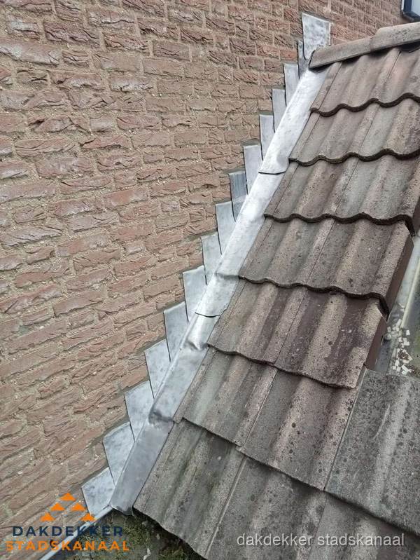 Loodslabben langs dakaansluiting bij bakstenen muur in Stadskanaal Loodslabben langs dakaansluiting bij bakstenen muur in Stadskanaal