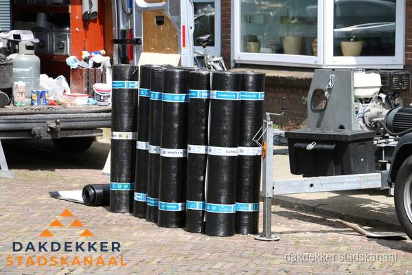 Rollen bitumen dakbedekking klaar voor daklekkage reparatie in Stadskanaal Rollen bitumen dakbedekking klaar voor daklekkage reparatie in Stadskanaal