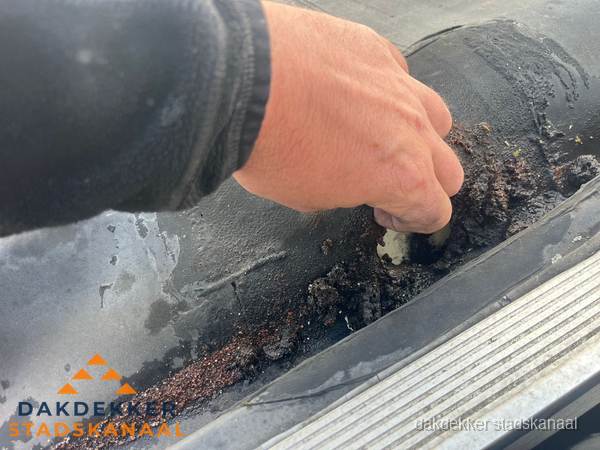 Schade aan bitumen dakbedekking op plat dak in Stadskanaal
