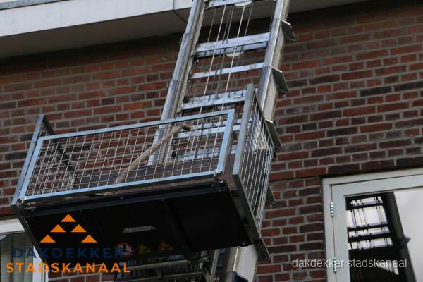 Ladderlift met dakpannen voor dakpan reparatie in Stadskanaal