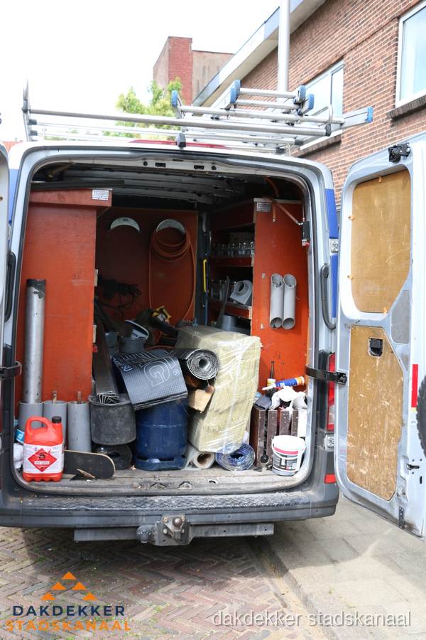 Bedrijfsbus van dakdekker met gereedschap en materialen in Stadskanaal