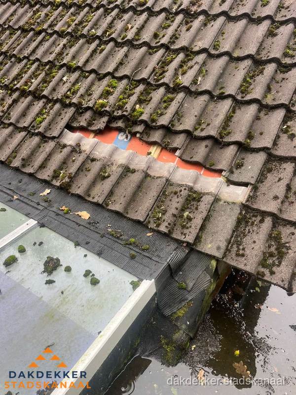 Beschadigd pannendak met ontbrekende dakpannen voor reparatie in Stadskanaal Beschadigd pannendak met ontbrekende dakpannen voor reparatie in Stadskanaal