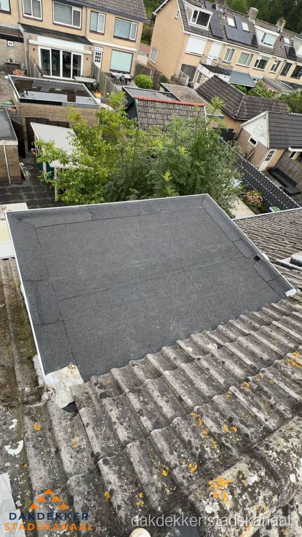 Plat dak aanbouw met bitumen dakbedekking in woonwijk Stadskanaal