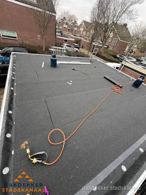 Afgewerkte dakrenovatie met bitumen op plat dak in Stadskanaal Afgewerkte dakrenovatie met bitumen op plat dak in Stadskanaal
