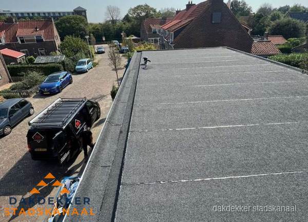 Nieuw bitumen plat dak met uitzicht over woonwijk in Stadskanaal Nieuw bitumen plat dak met uitzicht over woonwijk in Stadskanaal