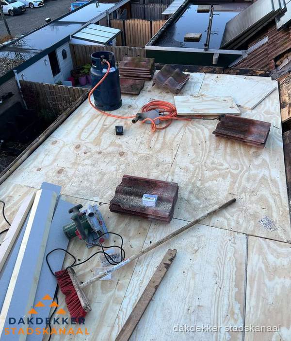 Dakreparatie werkzaamheden op plat dak met gereedschap in Stadskanaal