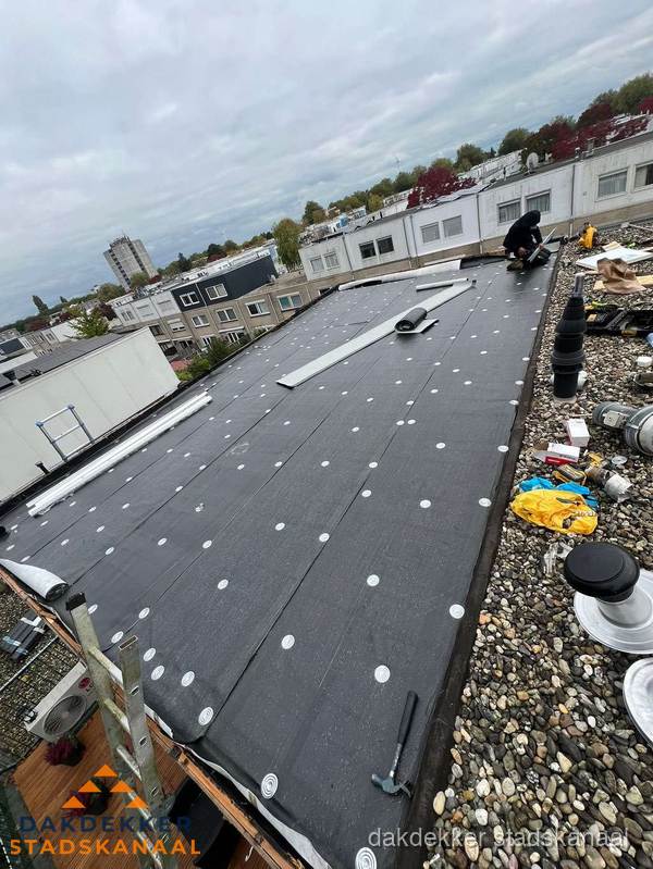 Dakleer vervangen op groot plat dak door dakdekker in Stadskanaal Dakleer vervangen op groot plat dak door dakdekker in Stadskanaal