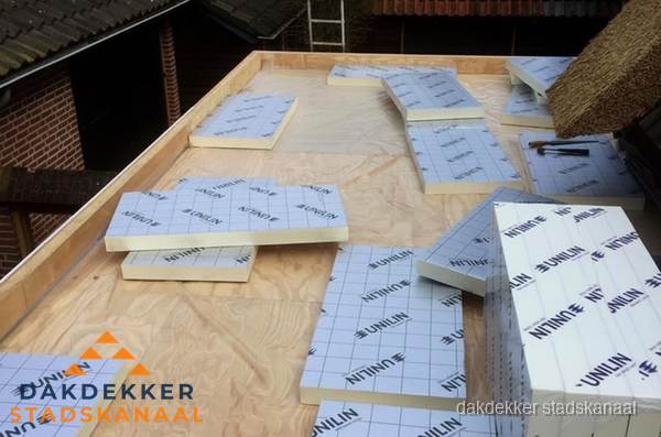 PIR isolatieplaten leggen op plat dak in Stadskanaal