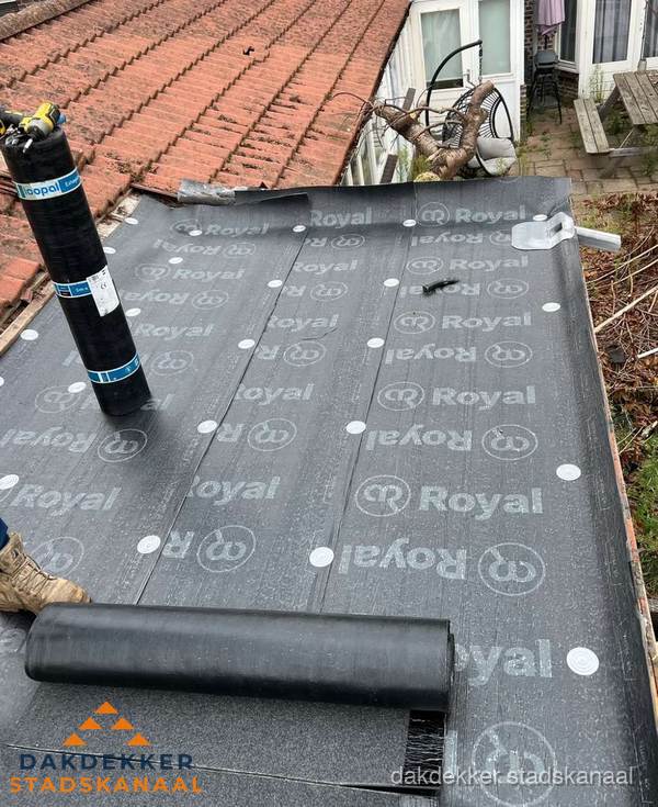 Bitumen dakbedekking leggen op plat dak aanbouw in Stadskanaal Bitumen dakbedekking leggen op plat dak aanbouw in Stadskanaal