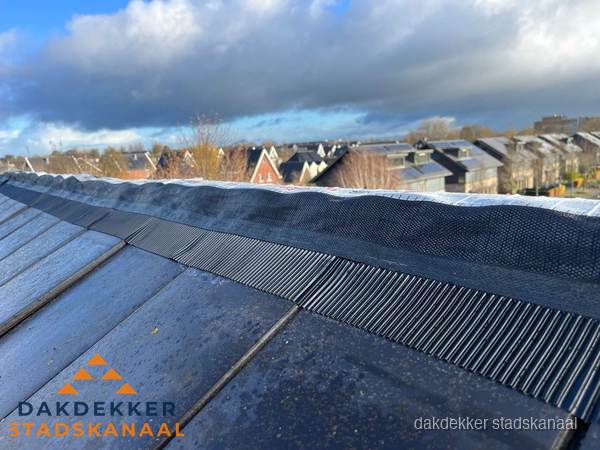 Dakisolatie bij de nok met ventilatieprofiel op schuin dak in Stadskanaal Dakisolatie bij de nok met ventilatieprofiel op schuin dak in Stadskanaal